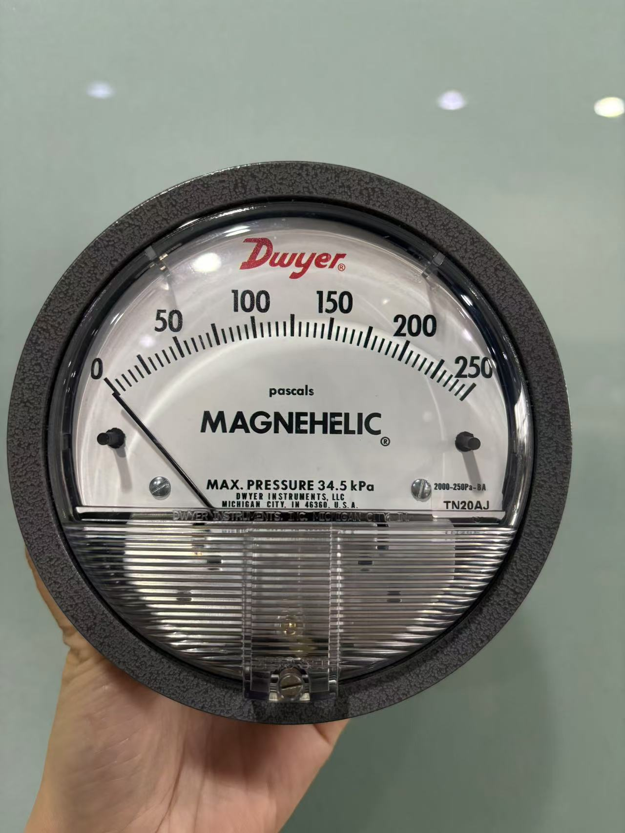2000-250PA-BA Дифференциальные манометры Magnehelic 2000 DWYER диапазон давления 0…250Па