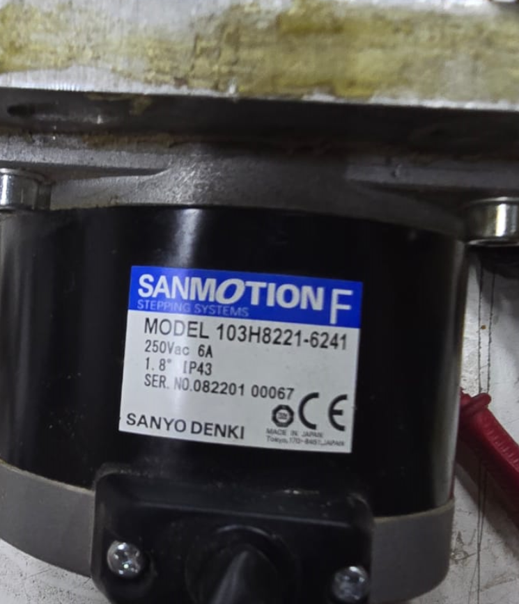 103H8221-6241 Шаговый двигатель SANYO DENKI